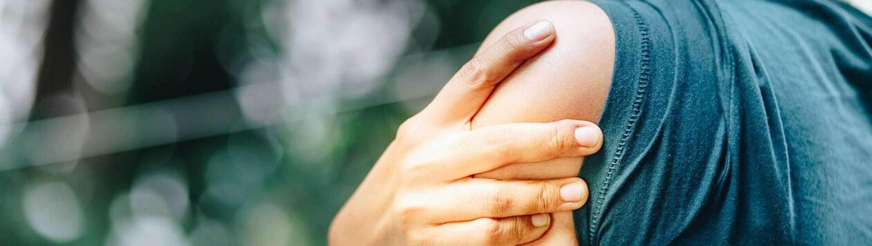 Artróza ramenného kĺbu je sprevádzaná bolesťou a nepríjemnými pocitmi v oblasti ramena